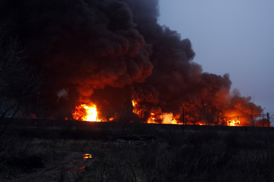 Pożar po zderzeniu dwóch pociągów z cysternami w Białymstoku, fot. Artur Reszko/PAP