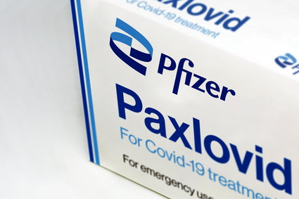 Tabletka na COVID-19. Pfizer twierdzi, że nowy lek będzie działać przeciwko Omikronowi