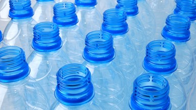 Ministerstwo klimatu chce zmiany przepisów ws. plastikowych butelek