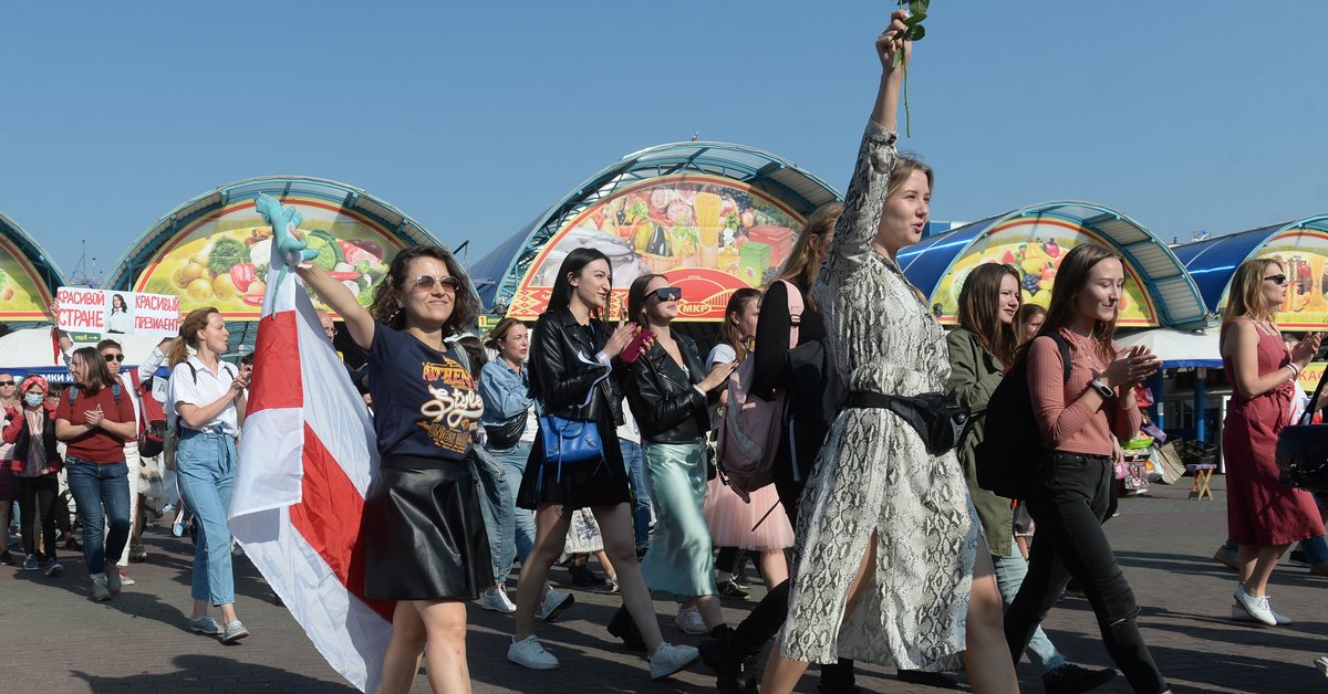 Białoruś: protest kobiet w Mińsku.  Ninę Bahińską zatrzymali mężczyźni w kominiarkach [WIDEO]