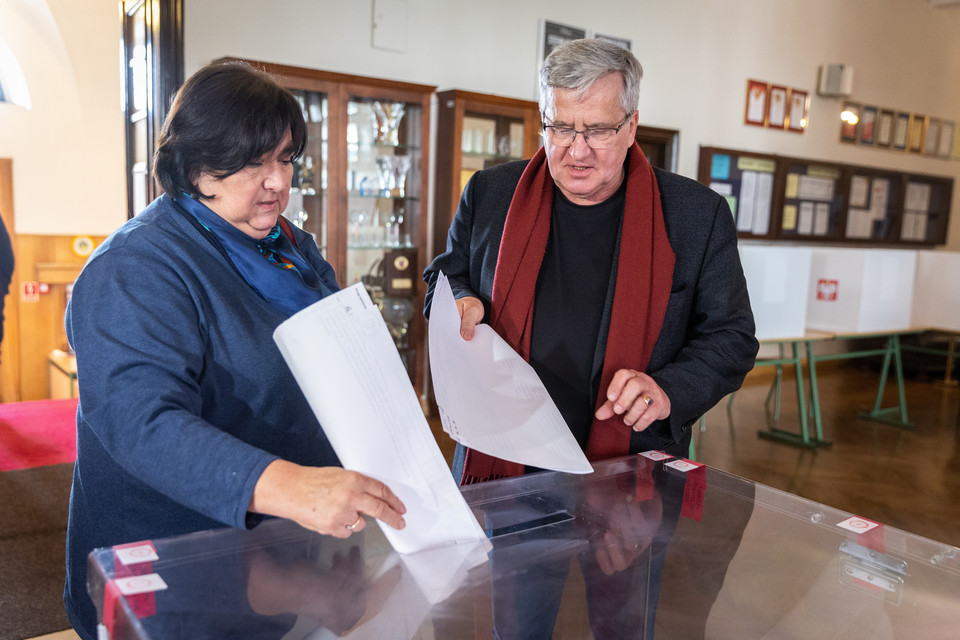 Były prezydent Polski Bronisław Komorowski z żoną Anną głosowali w Liceum Batorego w Warszawie