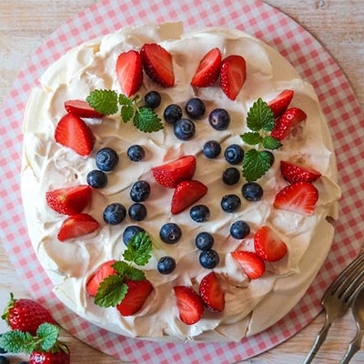 Epres-áfonyás Pavlova torta