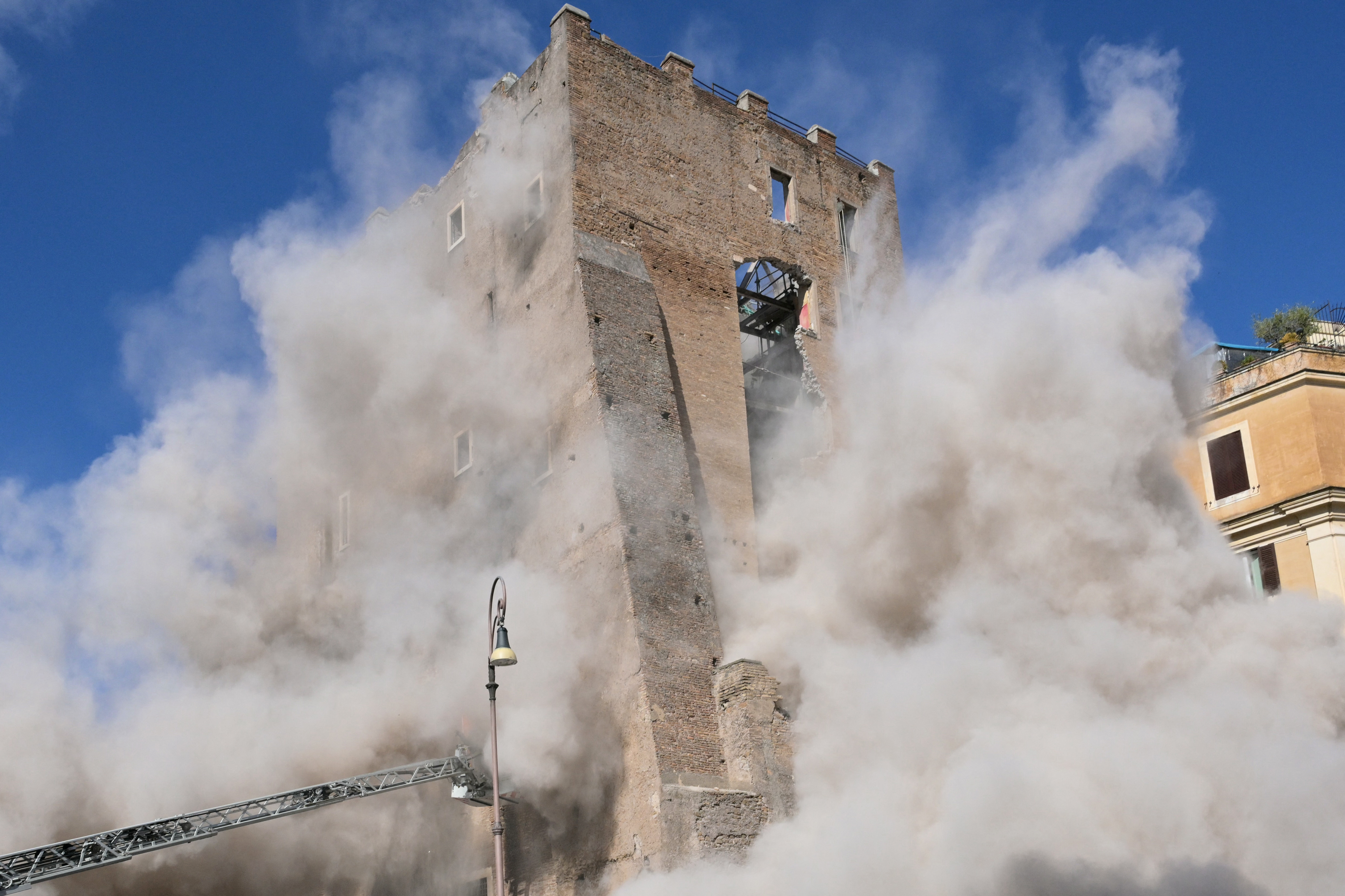 Rome tower collapse injures workers during renovation - 1 critically hurt