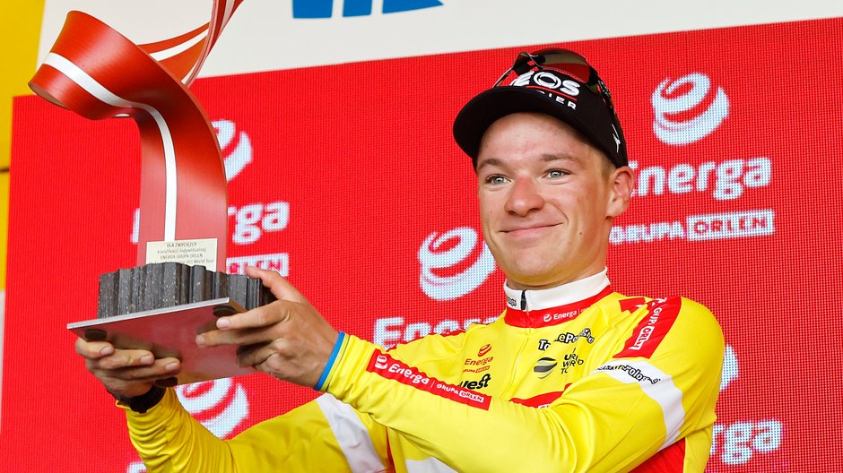 Ethan Hayter z trofeum za zwycięstwo w Tour de Pologne (5 sierpnia 2022 r.)