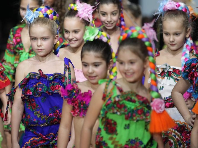 Folklor wciąż na topie? Folkowe kreacje na tygodniu mody w Moskwie