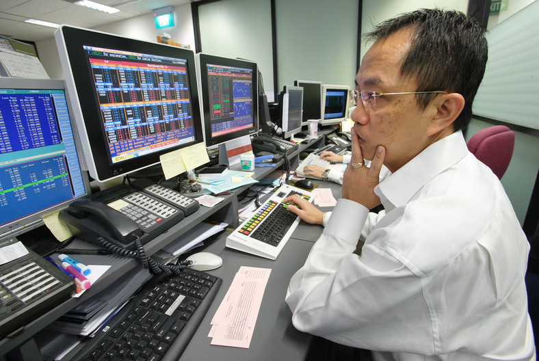 Makler na giełdzie w Hongkongu, fot. Bloomberg