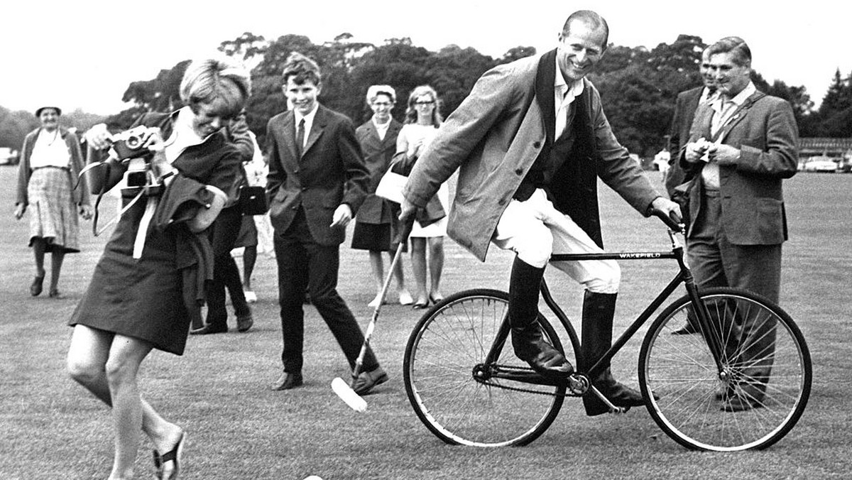 Książę Filip podczas treningu gry w polo w 1964 r.