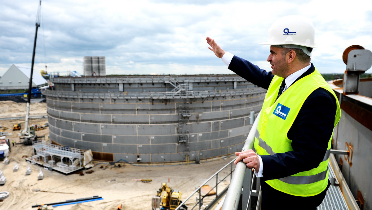 Zarówno terminal naftowy w Gdańsku, jak i terminal LNG w Świnoujściu zostaną ukończone w tym roku, poinformował minister skarbu Włodzimierz Karpiński agencję ISBnews. "Polska jest dzisiaj największym placem budowy w Europie" - dodał.