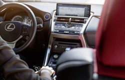 Takim samochodem podróżuje Iga Świątek. Zadaje szyku na kanapie Lexusa