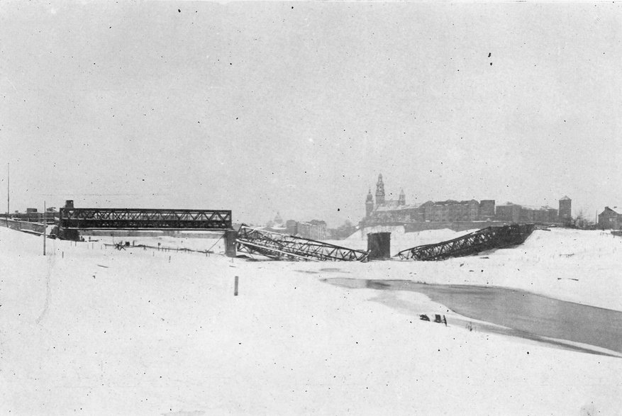 Most Dębnicki na Wiśle zniszczony przez wycofujących się Niemców.  Jan Dąbrowski (1946) Kraków pod Rządami Wroga 1939-1945.