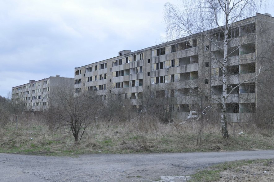 Zdewastowane bloki mieszkalne w Klominie