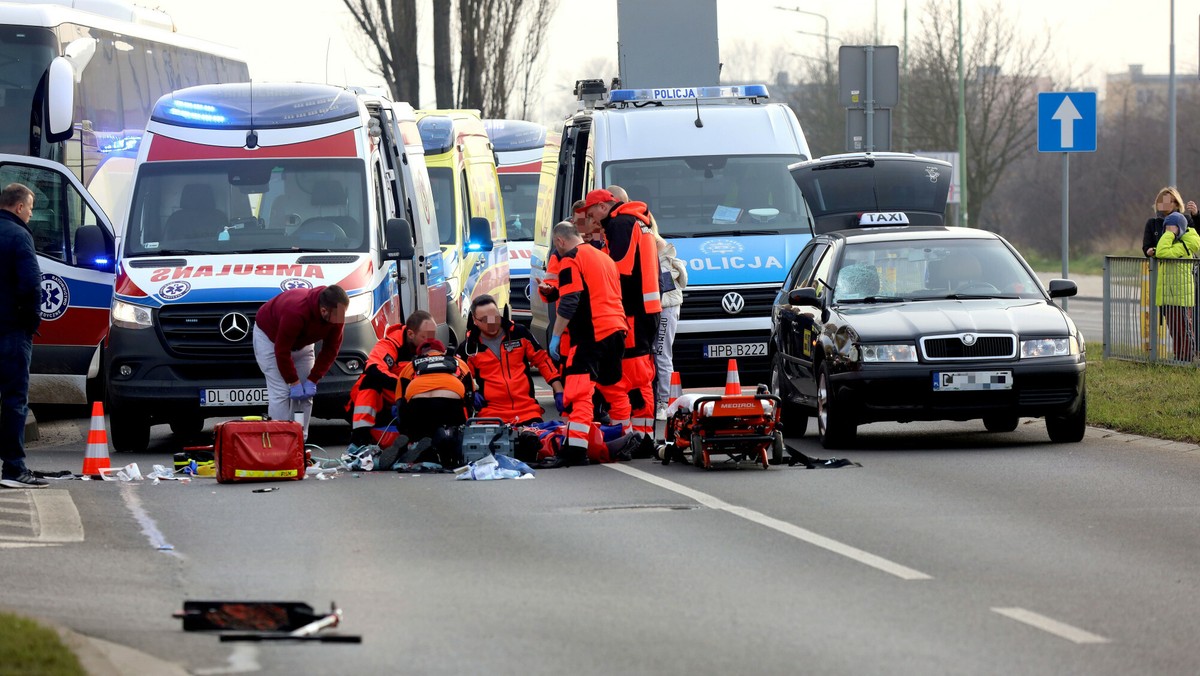 Taksówkarz potrącił 12-latka na hulajnodze. Chłopak walczy o życie