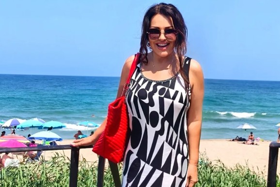 DANAS JE NIKO NE PREPOZNAJE Pevačica u jeku popularnosti nestala sa scene i promenila lični opis: Ovako sada izgleda (Foto)