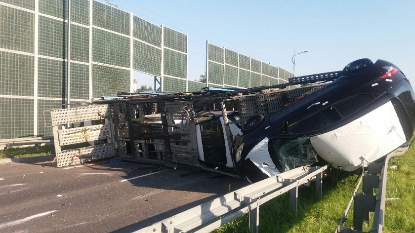 Ciężarówka z lanciami wywróciła się w Tychach