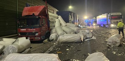 Zderzenie ciężarówek w Mykanowie. Wełna i tłuszcz na  autostradzie