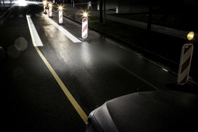 Mercedes Digital Light - dodatkowe linie pojawią sie np. przy zwężeniach