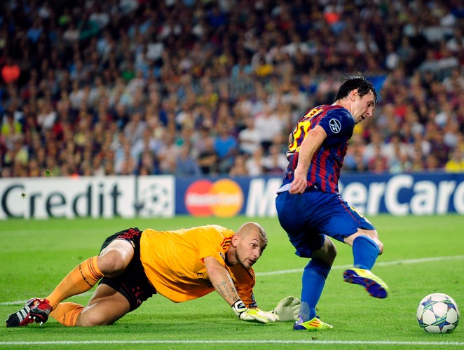 Lionel Messi obiega Christiana Abbiatiego w meczu FC Barcelona - AC Milan z 13.09.2011