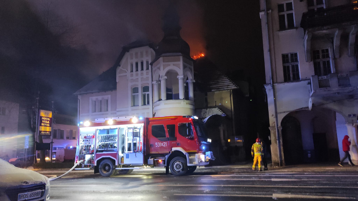 Ostrów Wlkp. Pali się hotel Villa Royal. Dwie osoby są ranne, trwa ewakuacja