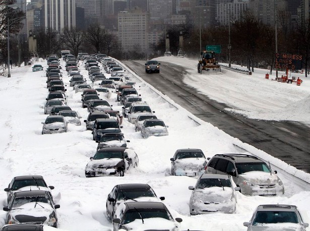 Potężna śnieżyca w Chicago. Uwięziło tysiąc aut