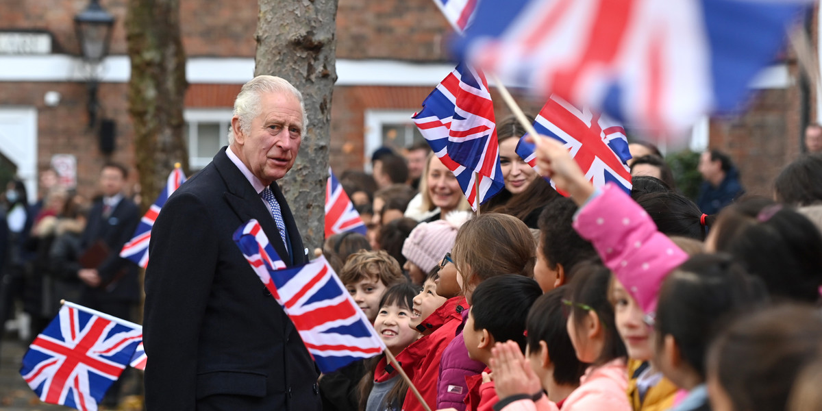 Król Karol III wita się z uczniami z nowej szkoły podstawowej, podczas wizyty w The Honorable Society of Gray's Inn 23 listopada 2022 r.
