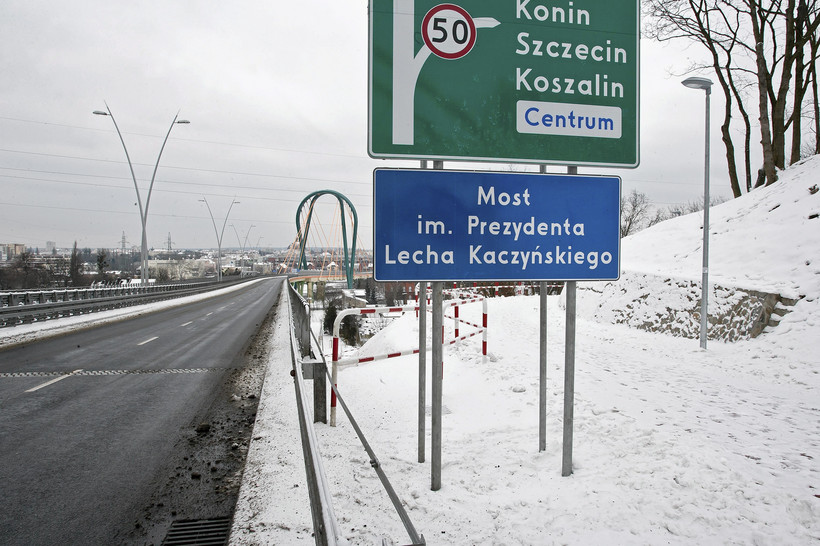 Nielegalnie powieszona na Moście Uniwersyteckim tablica z "Most im. Prezydenta Lecha Kaczyńskiego"