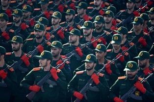 Kraj wstrzymał ruch w powietrzu i na morzu. Atak USA możliwy w każdej chwili