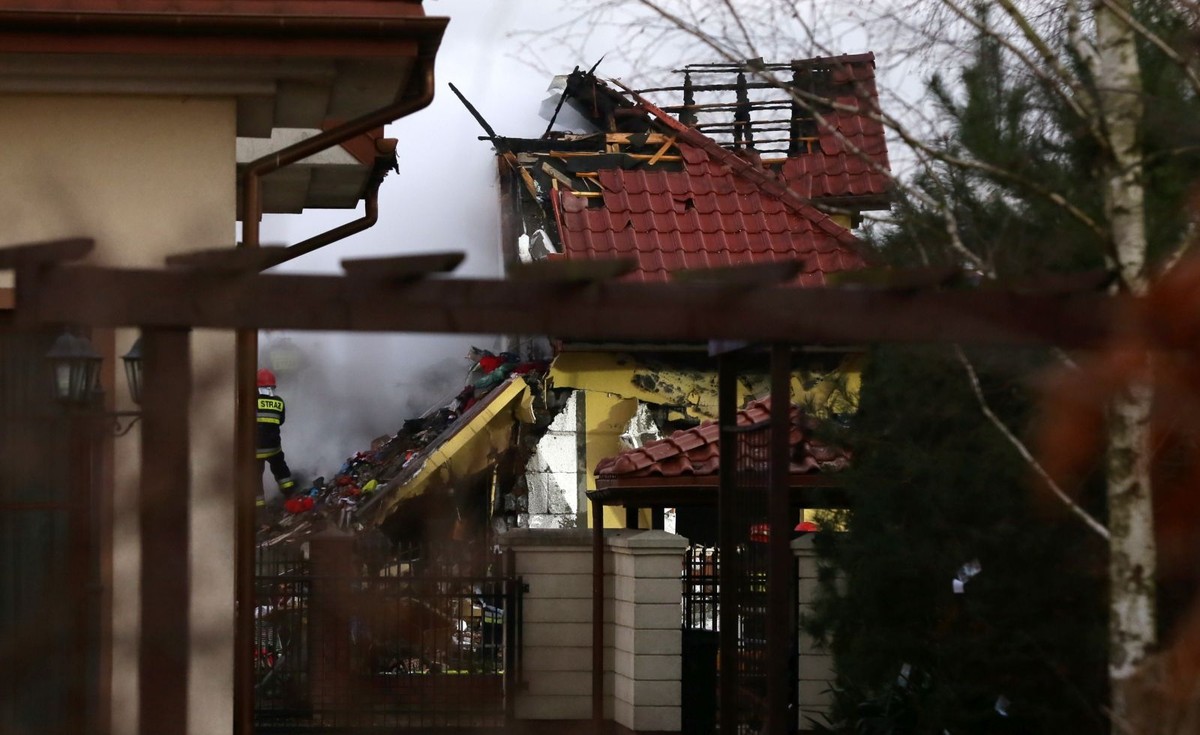 Strażacy na miejscu wybuchu i pożaru budynku w Łomiankach