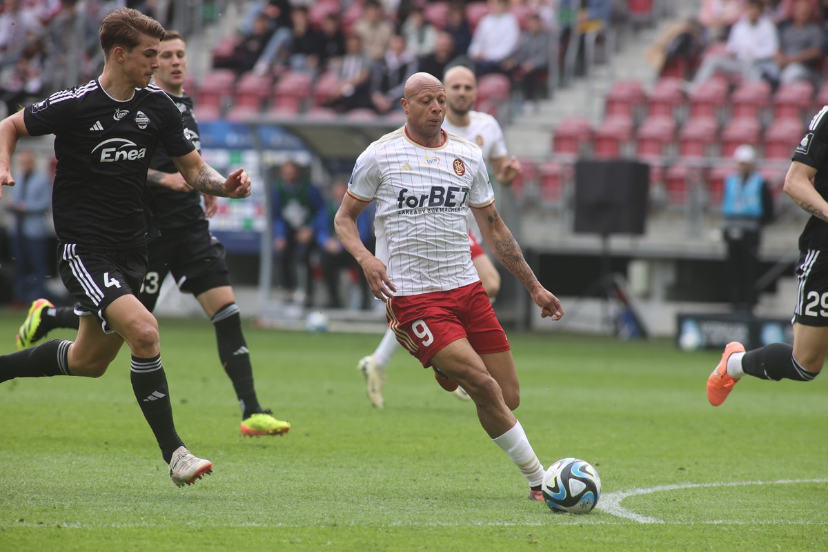Zawodnik ŁKS Łódź Kay Tejan (P) i Luka Vuskovic (L) z Radomiaka Radom podczas meczu 28. kolejki piłkarskiej Ekstraklasy