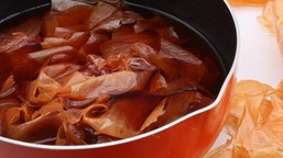 to skuteczna, a na dodatek zupełnie darmowa odżywka do pomidorów, ogór