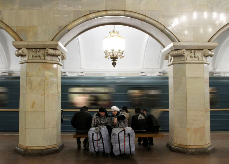 Pasażerowie w moskiewskim metrze - stacja Komsomolskaja
