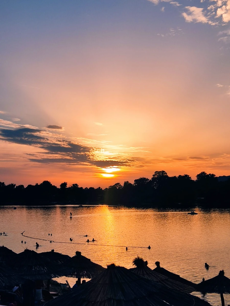 Zalazak sunca na jezeru