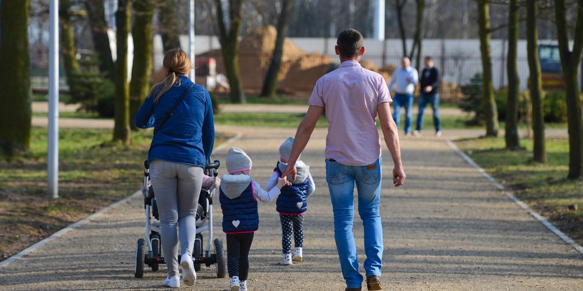 Matki co najmniej czwórki dzieci mają dostać najniższą emerturę, nawet jeśli nigdy nie pracowały, a jeśli pracowały i dostają mniej, dostaną wyrównanie