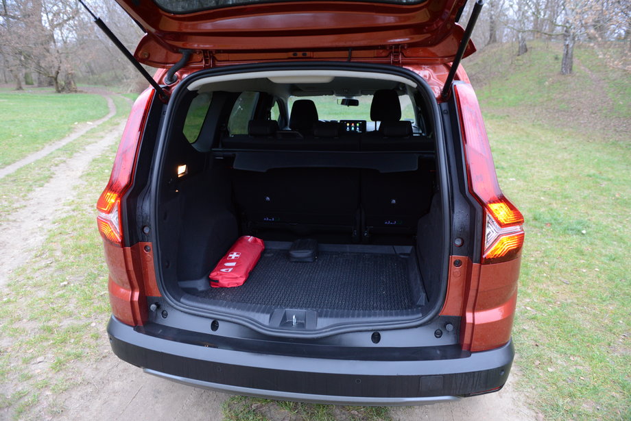 Dacia Jogger LPG ma ogromny, ponad 700-litrowy bagażnik. W opcji możemy w nim umieścić dodatkowe dwa, składane siedzenia.