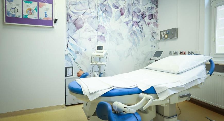 Stolica ma jedyny w Polsce tak rozbudowany system ochrony zdrowia. Opiekę zapewnia warszawiankom ponad 120 miejskich przychodni i 10 szpitali, z których dwa to szpitale ginekologiczno-położnicze, a w czterech są oddziały ginekologiczno-położnicze.