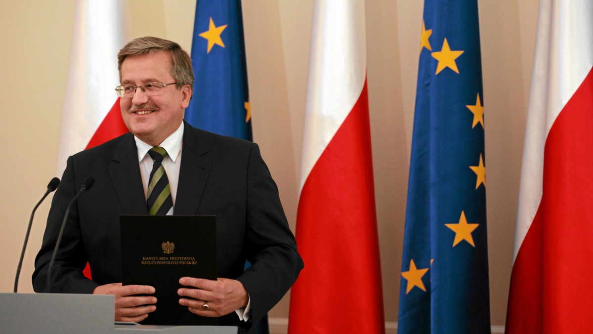 Bronisław Komorowski spotkał się dziś z załogą Boeinga 767, który 1 listopada awaryjnie lądował na Okęciu. Prezydent uhonorował ją odznaczeniami. Pilot kpt. Tadeusz Wrona otrzymał Krzyż Oficerski Orderu Odrodzenia Polski.