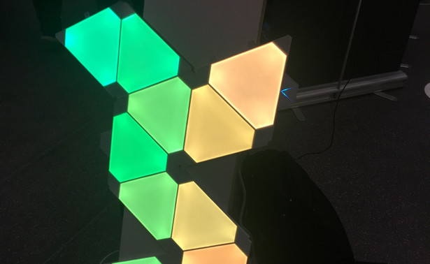 Te panele rozświetlą nasze mieszkanie w rytm muzyki. Pierwszy test w Polsce NanoLeaf Light Panels Rhytm Edition