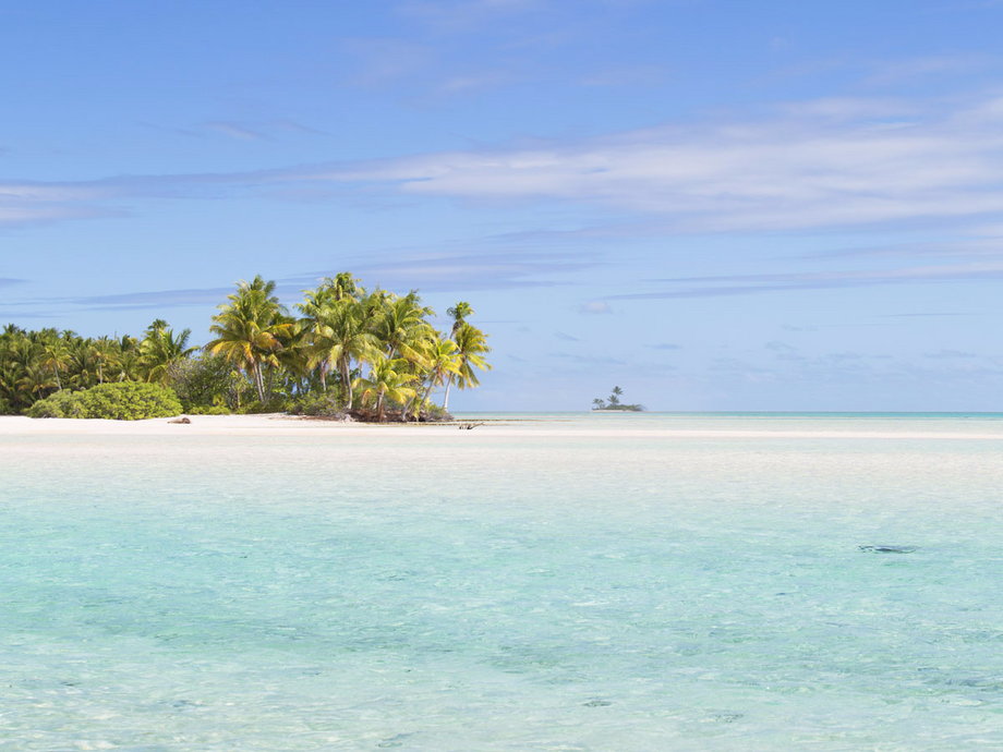 Les Sables Roses is located on the Fakarava atoll in the French Polynesia. Les Sables Roses, which is French for “the pink sands”, is home to white-and-pink coral sands, turquoise waters, and a perfect sandy strip to enjoy, with only a few other boats in sight.