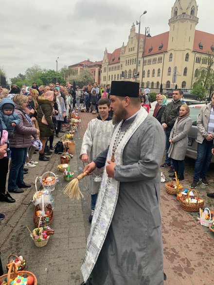 Ksiądz Mariusz Radziwon z parafianami