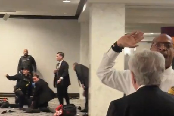 (VIDEO) OVA ŽENA JE SPREČILA KRVOPROLIĆE NA TRAMPOVOJ VEČERI?! Pogledajte trenutak kada je uhapšen napadač iz Vašingtona