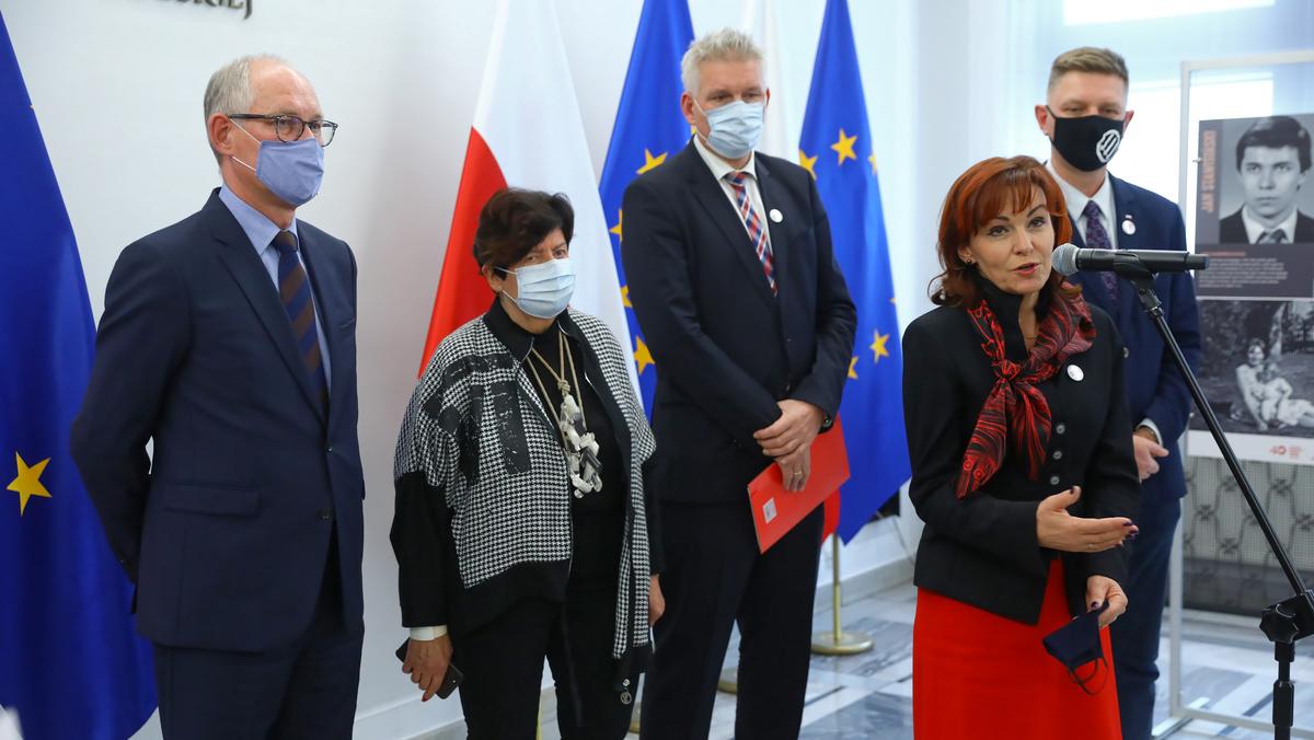 Warszawa, 14.12.2021. Wicemarszałek Senatu Gabriela Morawska-Stanecka (2P), senator Wojciech Konieczny (3P) oraz posłowie Robert Kwiatkowski (L), Joanna Senyszyn (2L) i Andrzej Rozenek (P) podczas konferencji prasowej w siedzibie polskiego parlamentu w Warszawie, 14 bm. Politycy poinformowali o odejściu we wtorek z klubu Lewicy i stworzeniu koła Polskiej Partii Socjalistycznej. Przewodniczącym koła został obecny szef PPS senator Konieczny. (kf) PAP/Rafał Guz