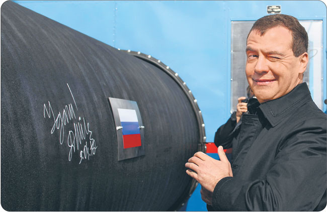 Rządzona przez Dmitrija Miedwiediewa i Władimira Putina Rosja stała się naturalnym zapleczem energetycznym Europy, która może wciągnąć ją do Sojuszu przeciwko Stanom Zjednoczonym i Chinom Fot. Reuters/Forum