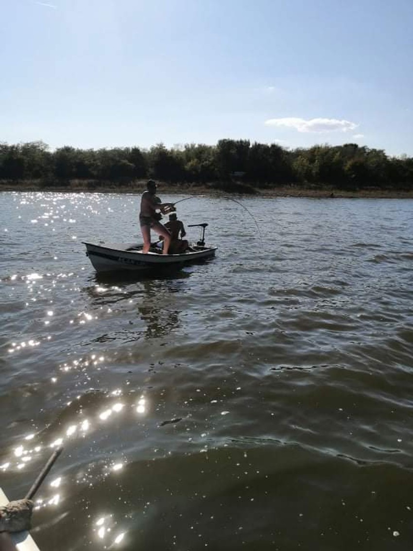 Riba je vukla ribolovce po jezeru i pretila da im prevrne čamac