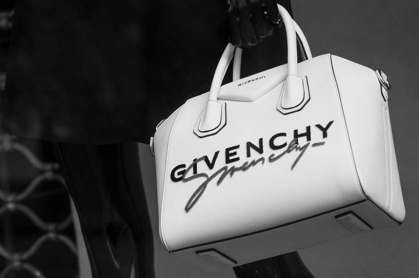 Le sac à main Antigona de Givenchy se distingue lui aussi par une coupe simple mais efficace.