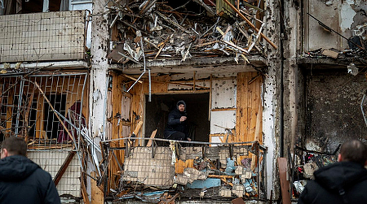 Rakétatámadás során megrongálódott lakóház Kijevben 2022. február 25-én/ Fotó: MTI/AP/Emilio Morenatti