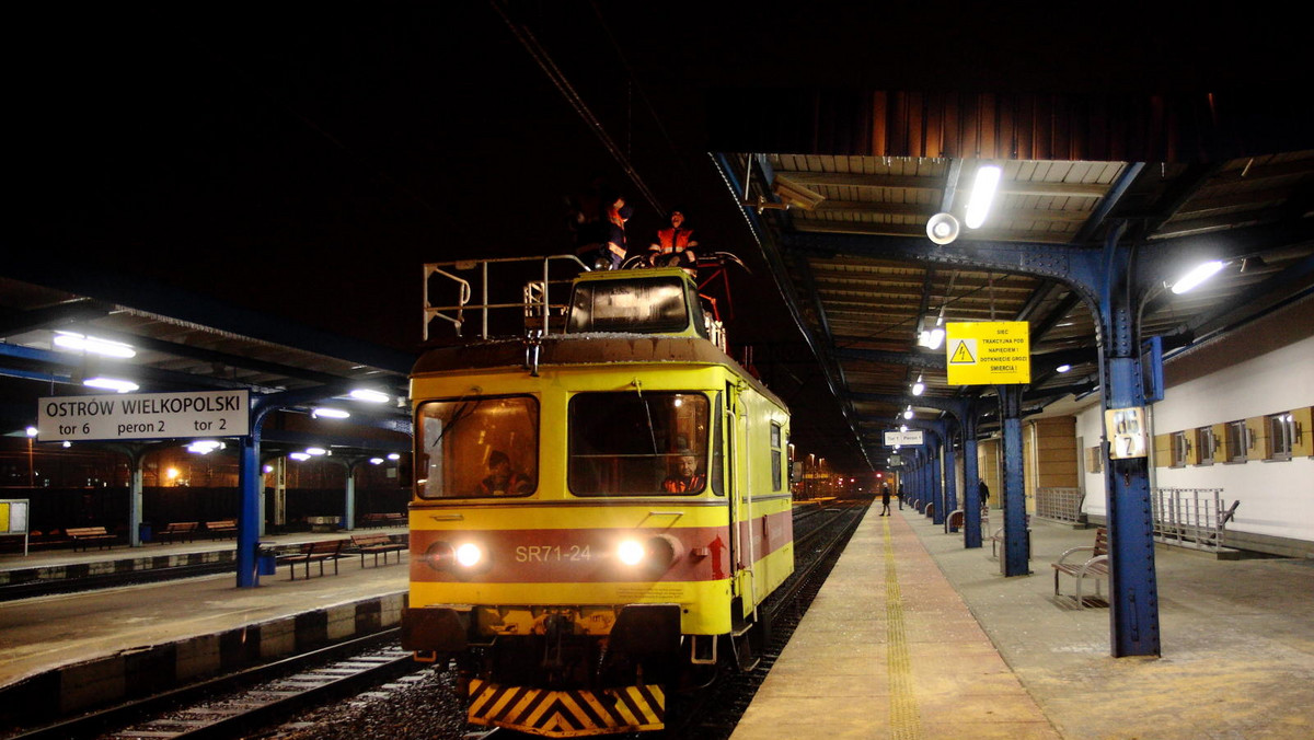 Przez całą noc kolej pracowała nad przywróceniem ruchu pociągów elektrycznych w okolicy Ostrowa Wielkopolskiego. Środa jest kolejnym dniem, w którym pociągi w regionie notują spóźnienia z powodu oblodzenia trakcji.