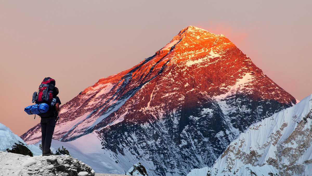 Odkąd Edmund Hillary i Tenzing Norgay po raz pierwszy zdobyli Mount Everest 29 maja 1953 r., już ponad 4000 osób stanęło na szczycie najwyższej góry świata. Od tamtej pory dokumentacją i weryfikacją tych wejść zajmuje się nie żadne oficjalne gremium himalaistyczne, a ponad 90-letnia, samozwańcza strażniczka i archiwistka Everestu Elizabeth Hawley.