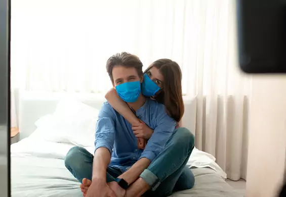Uznana lekarka apeluje: noś maseczkę podczas seksu, unikaj całowania
