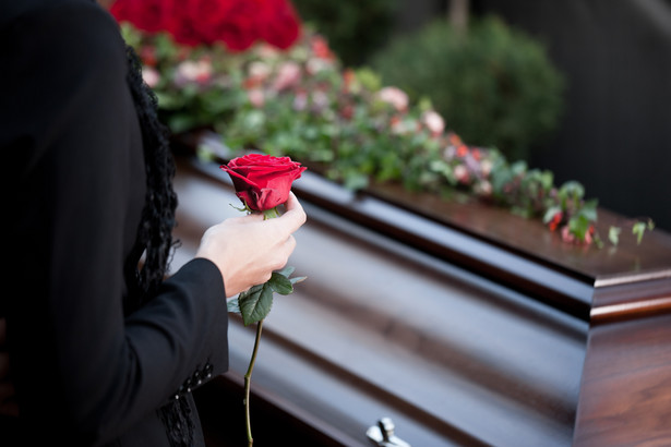 Prawo pochowania zwłok ludzkich ma nie tylko najbliższa rodzina osoby zmarłej.