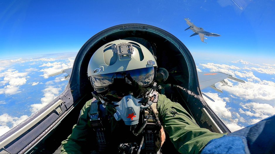 Pilot chińskiego myśliwca podczas ćwiczeń w pobliżu Tajwanu.