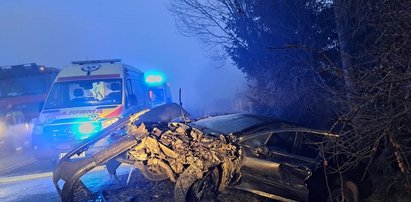 Koszmar na drodze pod Gorlicami. 21-latek wyprzedzał sznur aut, doprowadził do czołowego zderzenia [ZDJĘCIA]